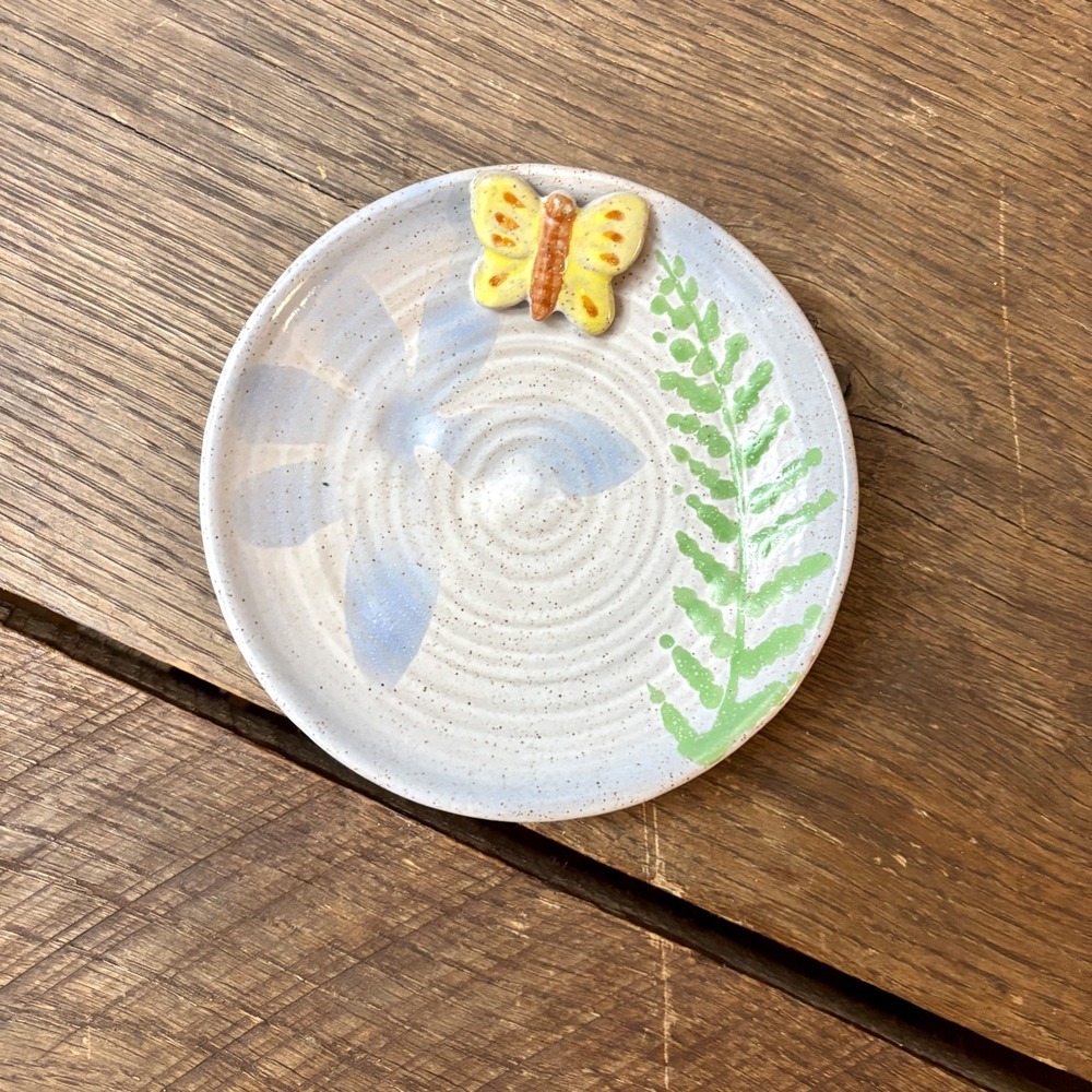 Young's Inc  Ring Dish 5" Round‎ Pottery with 3D Yellow Butterfly
